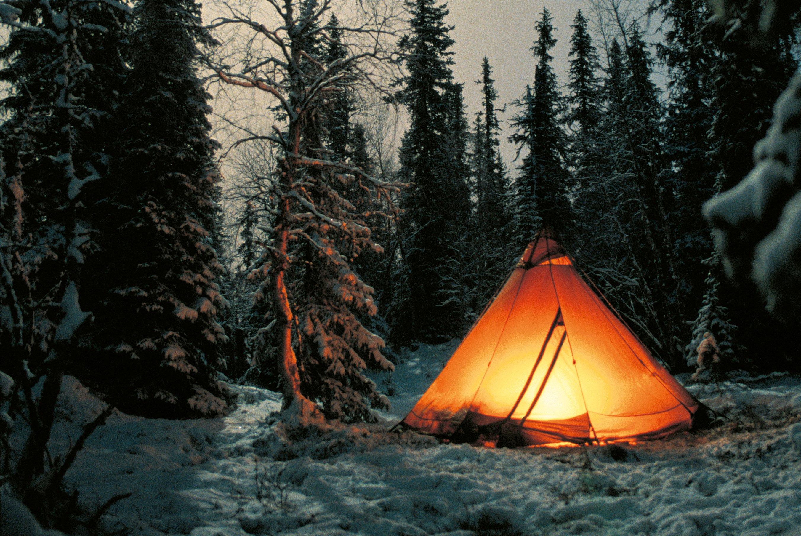 Hot tent heated with a stove in winter Hero nattglanta